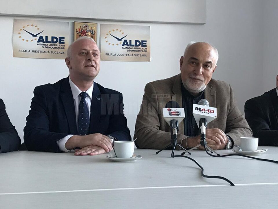 Varujan Vosganian (dreapta) vrea un pact politic pentru marile proiecte de infrastructură din Moldova Varujan Vosganian (dreapta) vrea un pact politic pentru marile proiecte de infrastructură din Moldova
