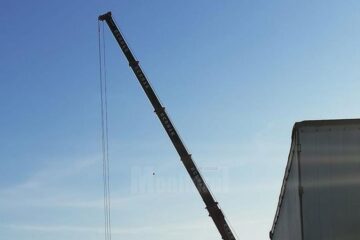 Tir răsturnat în afara drumului