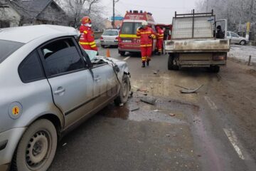 Șoferul autoturismului a frânat prea târziu, mașina intrând în coliziune față - spate cu bena autoutilitarei care circula în fața sa