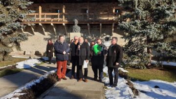 La bustul poetului Mihai Eminescu din curtea Mănăstirii Putna