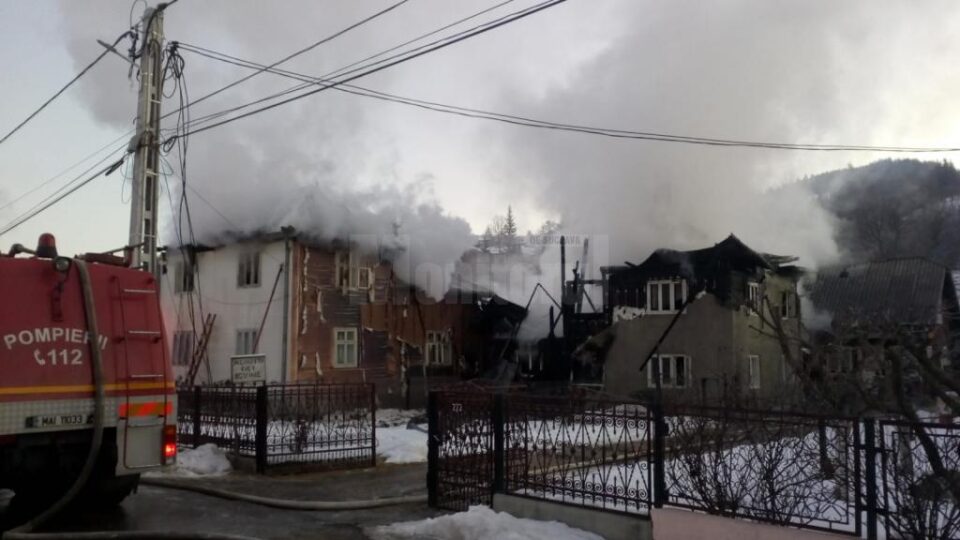 Incendiul a provocat pagube la două case