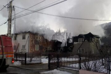 Incendiul a provocat pagube la două case