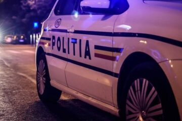 Doi tineri șoferi băuți, prinși dintr-un foc de polițiști: unul a intrat cu mașina într-un gard și a fugit, iar al doilea a venit să îl ia. Foto: europafm.ro