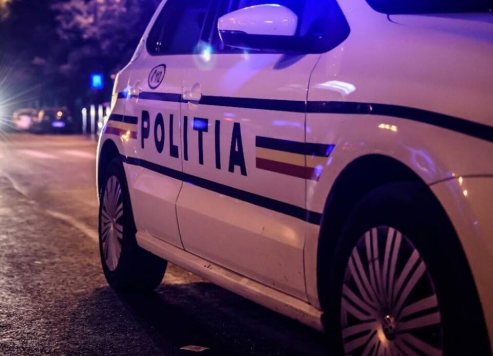 Doi tineri șoferi băuți, prinși dintr-un foc de polițiști: unul a intrat cu mașina într-un gard și a fugit, iar al doilea a venit să îl ia. Foto: europafm.ro Doi tineri șoferi băuți, prinși dintr-un foc de polițiști: unul a intrat cu mașina într-un gard și a fugit, iar al doilea a venit să îl ia. Foto: europafm.ro