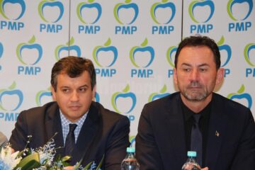 Marian Andronache (dreapta) are deja pregătiți candiații de primar din 56 de localități sucevene