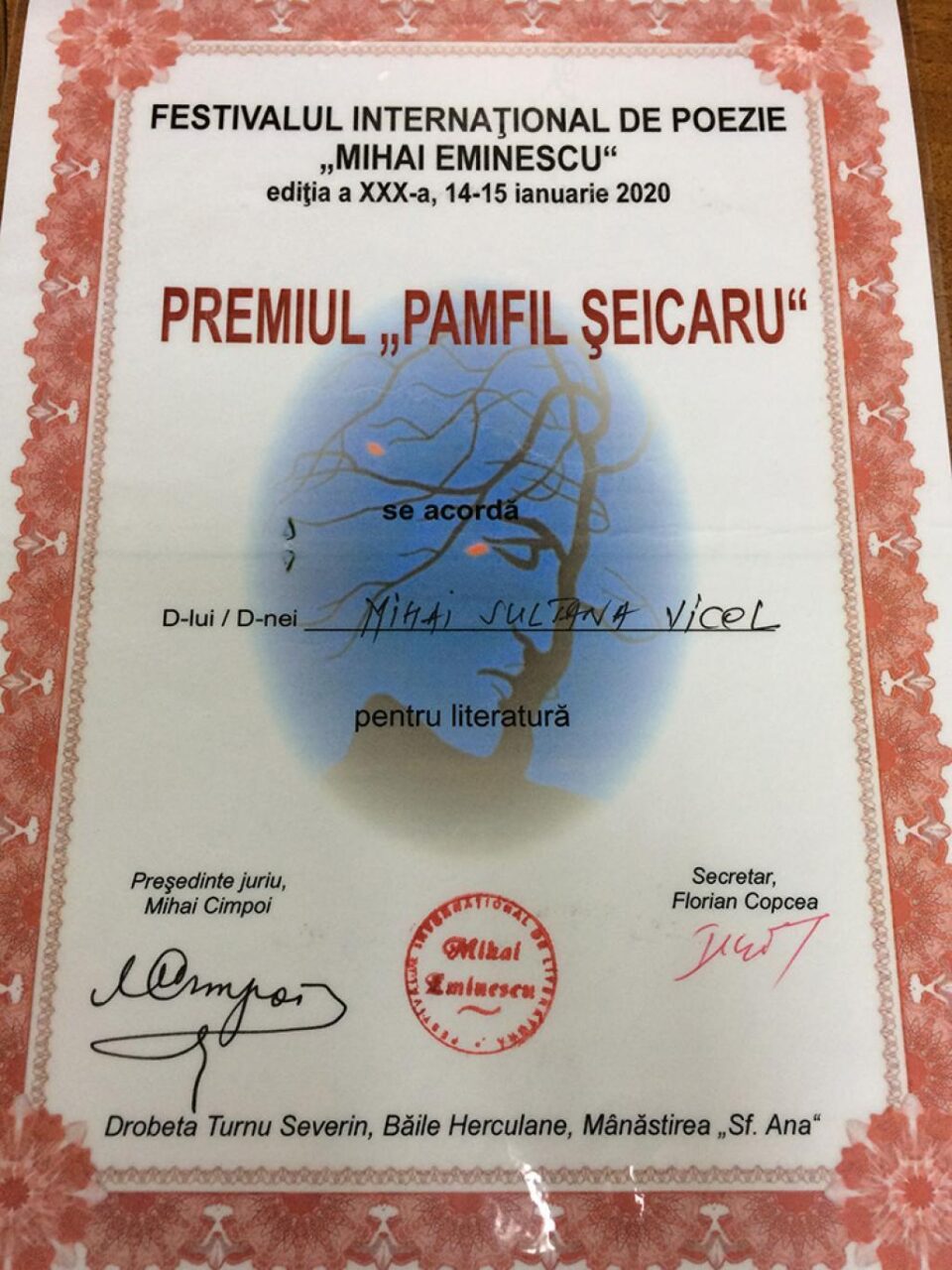Poetul și jurnalistul Mihai Sultana Vicol a primit recent Premiul „Pamfil Șeicaru” pentru literatură, la Festivalul „Mihai Eminescu” de la Turnu Severin