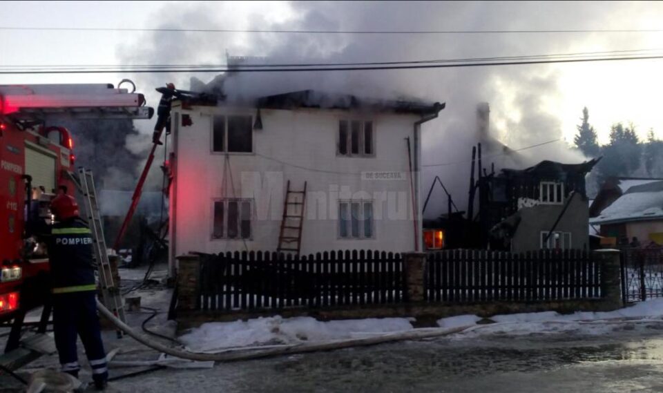 Pompierii, intervenție lungă și dificilă, începută la minus 14 grade Celsius, la un incendiu extins la două case
