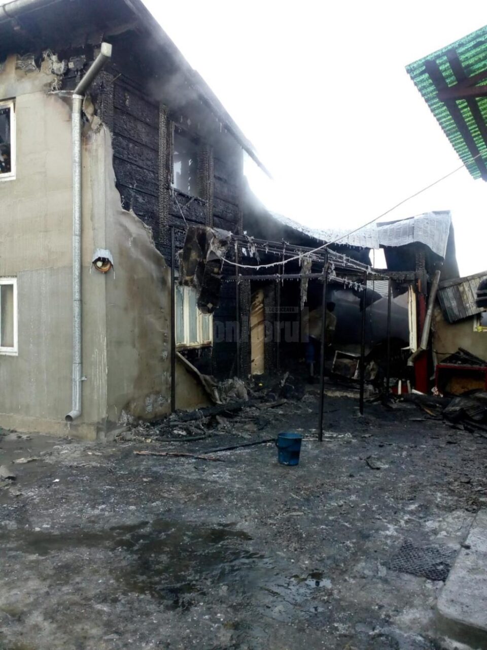 Pompierii, intervenție lungă și dificilă, începută la minus 14 grade Celsius, la un incendiu extins la două case