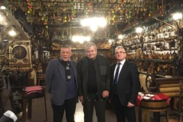 Cezar Straton (în centru)