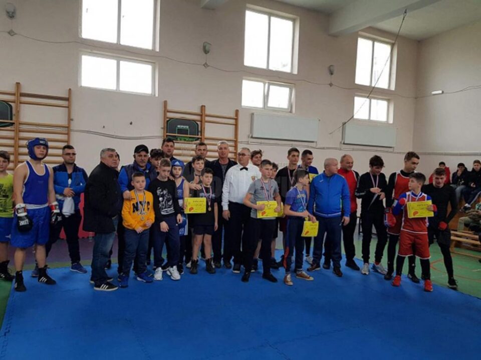 Sportivii și antrenorii participanți la evenimentul de la Fălticeni