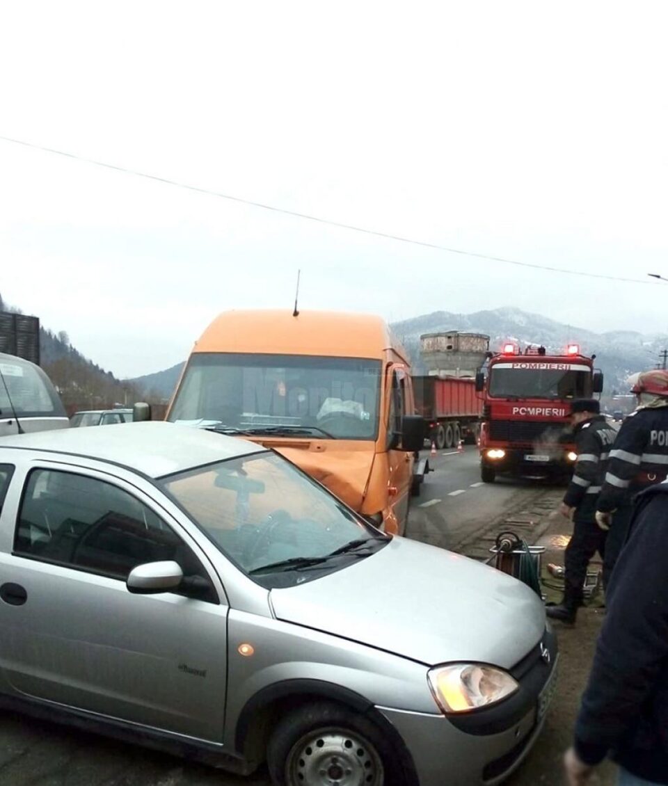 Șoferul autoutilitarei nu a mai putut evita coliziunea cu autoturismul, șoferița acestuia pierzându-si viata în urma impactului puternic