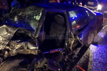 În urma impactului, o femeie a rămas încarcerată în interiorul autoturismului