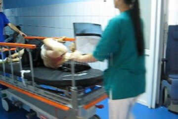 O bătrână de 80 de ani a murit la spital, la două săptămâni după ce a căzut pe plita încinsă