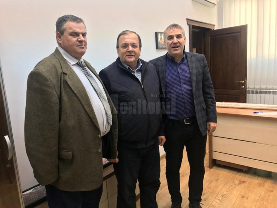 Adrian Popoiu (dreapta) va candida pentru un nou mandat de primar al orașului