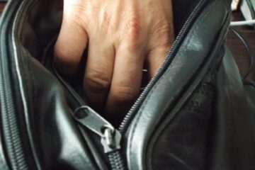 Și-a reclamat fata de 13 ani că i-a furat 50 de euro din poșetă