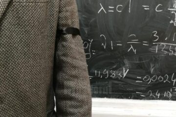 Profesorii au intrat la cursuri purtând o banderolă neagră Profesorii au intrat la cursuri purtând o banderolă neagră