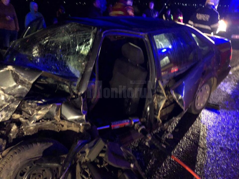 În urma impactului, o femeie a rămas încarcerată în interiorul autoturismului