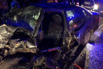 În urma impactului, o femeie a rămas încarcerată în interiorul autoturismului