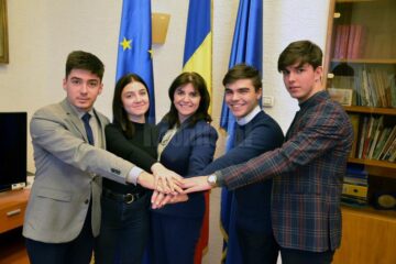 Rafael Barac Bologa (dreapta) în discuții cu ministrul Educației, Monica Anisie (centru)