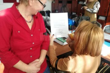 Profesorii au intrat la cursuri purtând o banderolă neagră Profesorii au intrat la cursuri purtând o banderolă neagră