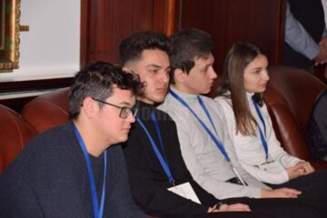 George (stânga), la prelegerile academicienilor