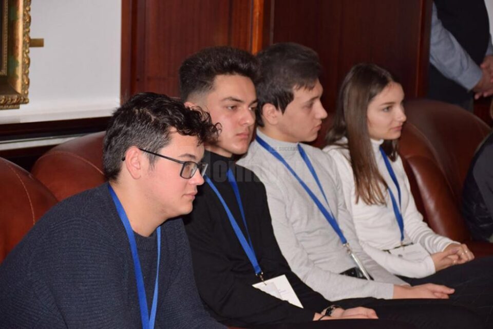 George (stânga), la prelegerile academicienilor