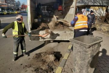 Campanie de curățenie stradală, ca de primăvară, demarată în plină iarnă
