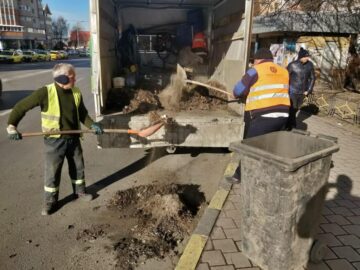 Campanie de curățenie stradală, ca de primăvară, demarată în plină iarnă