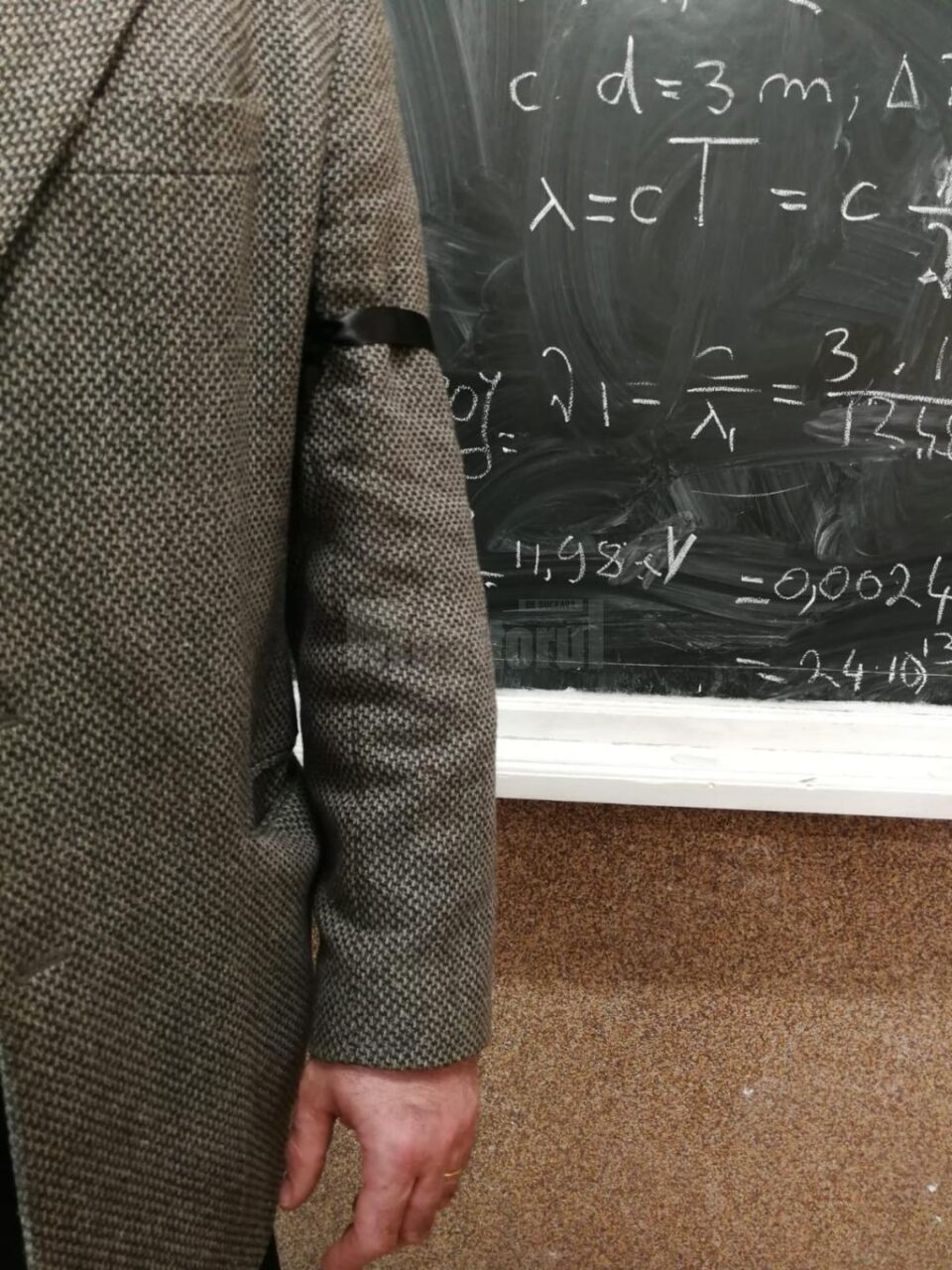 Protest cu banderole negre: „Suntem profund jigniți, lezați în demnitatea de profesori, de declarațiile inspectorului adjunct Puiu”