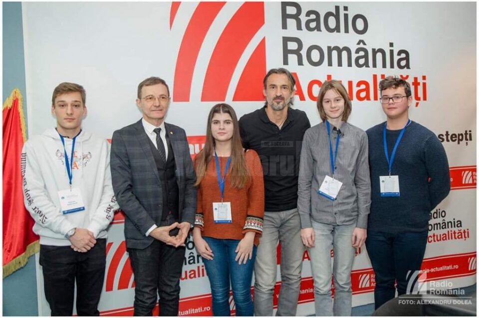 George Gaitan (dreapta) alături de președintele Academiei Române, Ioan Aurel Pop, și de alți olimpici