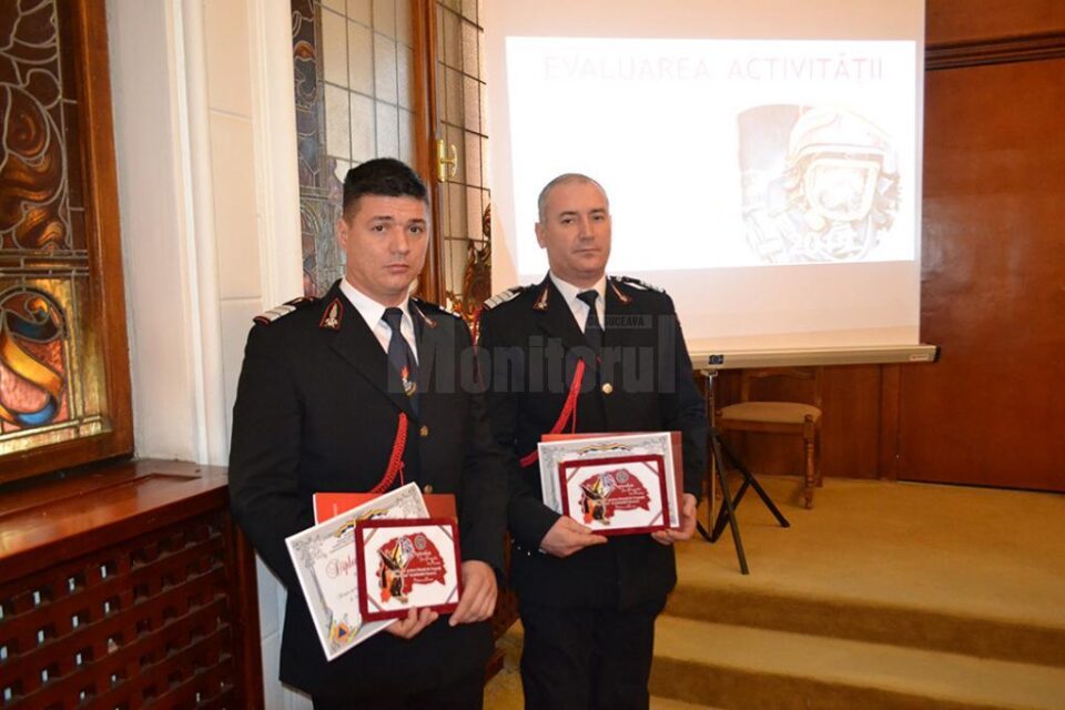 Plt Maj. Adrian Stoica și Plt. Adj. șef Cristi Bîrsanu au primit distincții în cadrul festivității de bilanț anual al ISU Bucovina Suceava Plt Maj. Adrian Stoica și Plt. Adj. șef Cristi Bîrsanu au primit distincții în cadrul festivității de bilanț anual al ISU Bucovina Suceava