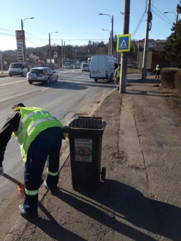 Campanie de curățenie stradală, demarată în plină iarnă, din grijă pentru aspectul Sucevei