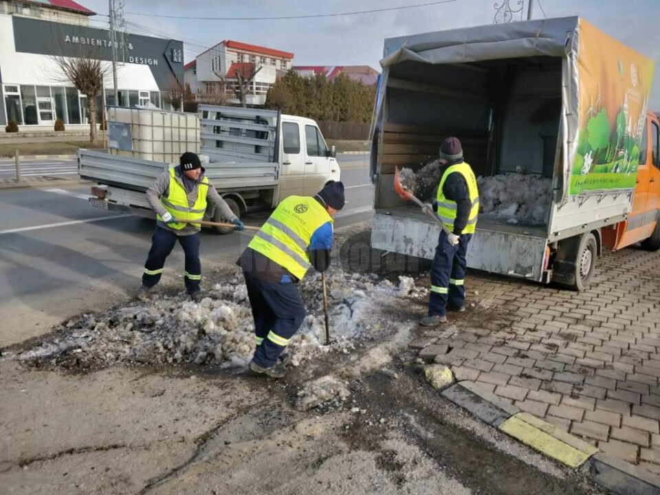 Campanie de curățenie stradală, ca de primăvară, demarată în plină iarnă