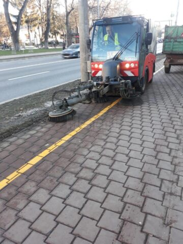 Campanie de curățenie stradală, demarată în plină iarnă, din grijă pentru aspectul Sucevei