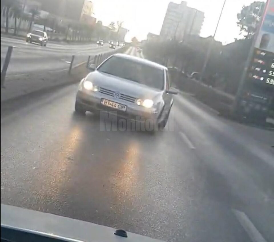 Mașină pe contrasens