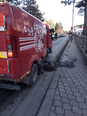 Campanie de curățenie stradală, demarată în plină iarnă, din grijă pentru aspectul Sucevei