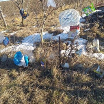 Garda de Mediu Suceava decide luni măsurile pe care le va lua în cazul gunoaielor luate de vânt de la depozitul ecologic de la Moara