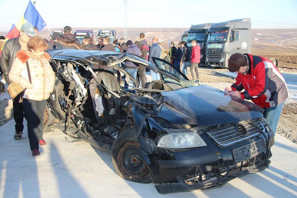 Sucevenii au scris pe mașini distruse în accidente mortale scrisori către Guvern prin care solicită autostradă