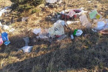 4-5 tone tone de deșeuri au acoperit câmpurile din jurul depozitului de la Moara