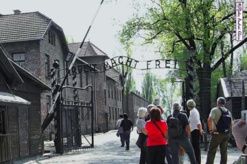 Celebra lozincă de la intrarea în lagarele naziste- Munca te face liber -la Auschwitz și Birkenau - foto Andrei Klein