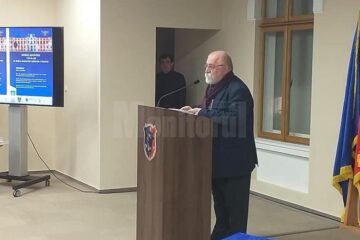 Criticul de artă Oliv Mircea, la lansarea albumului Traian Postolache