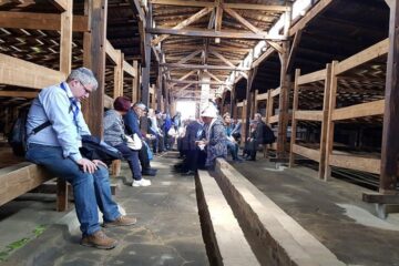 Rugăciune, în tăcere, în Baraca nr. 3 Birkenau - Shivah pentru cei uciși în lagăr Foto: Marco Maximilian Katz