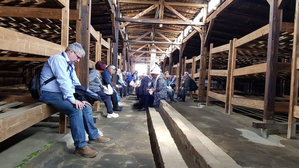 Rugăciune, în tăcere, în Baraca nr. 3 Birkenau - Shivah pentru cei uciși în lagăr Foto: Marco Maximilian Katz