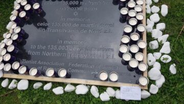 Placa memorială adusă de participanții la Marsul Memoriei - foto Marco Maximilian Katz, co-organizator