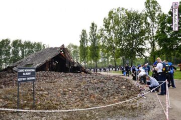O lumanare si o piatra de aducere aminte a celor ucisi la Auschwitz și Birkenau - foto Andrei Klein