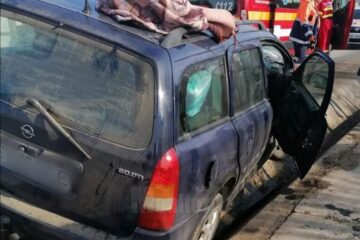 Autoturismul a ajuns in santul de langa drum