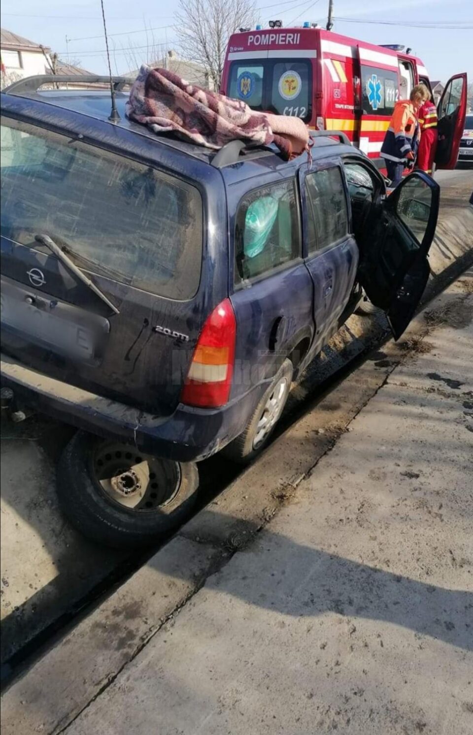 Autoturismul a ajuns in santul de langa drum