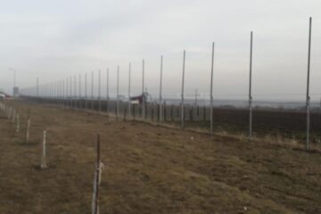 Gardul de protecție se înalță cu 6 metri