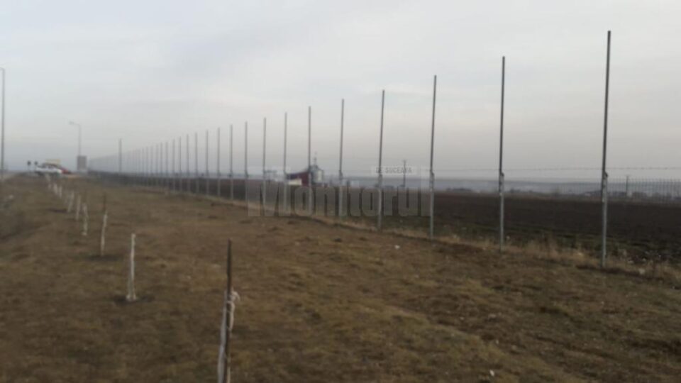 Gardul de protecție se înalță cu 6 metri