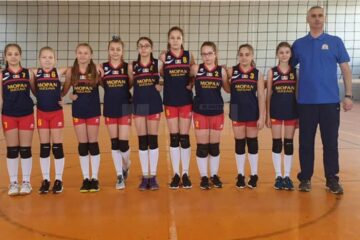Echipa de fete a clubului Kinder Suceava, antrenată de Ionuț Beligan